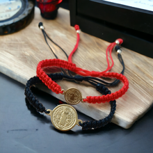 Cargar imagen en el visor de la galería, Pareja Pulsera Tejida san Benito Black &amp; Red
